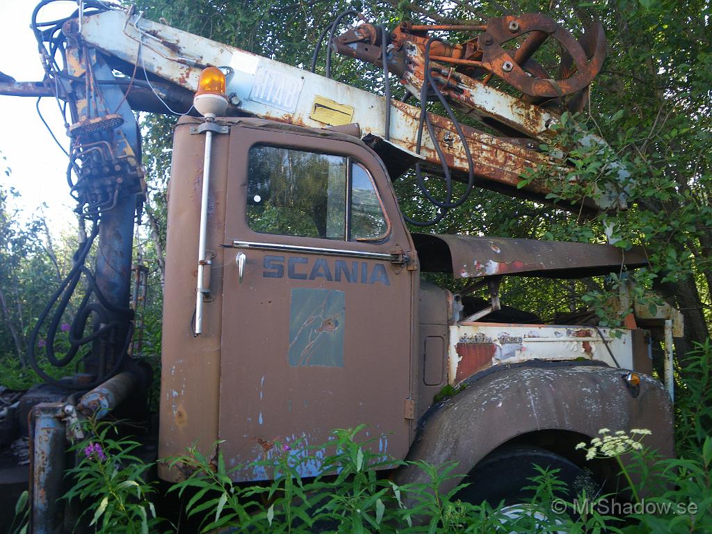 060.JPG - En gammal Scania Vabis med en skogs Hiab monterad bakom hytten. Denna bil har sett sina bästa dagar, men verkar vara i ganska komplett skick