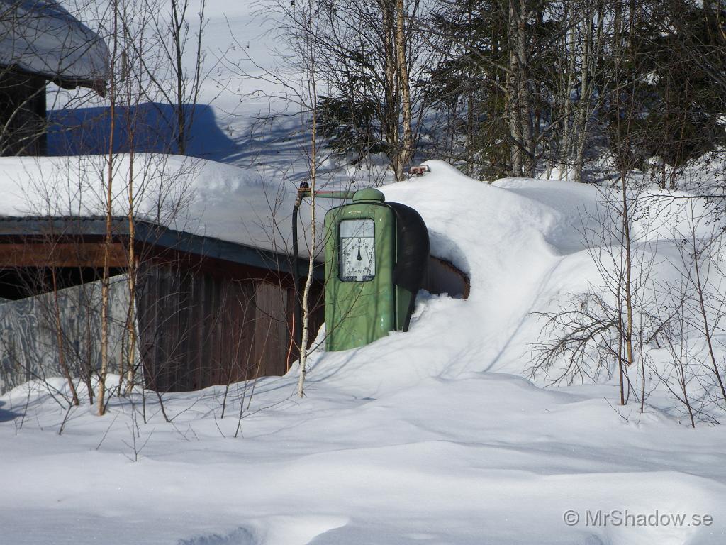IMGP3021.JPG - Ljungman står också han stilla i snön och väntar på nästa tankning.